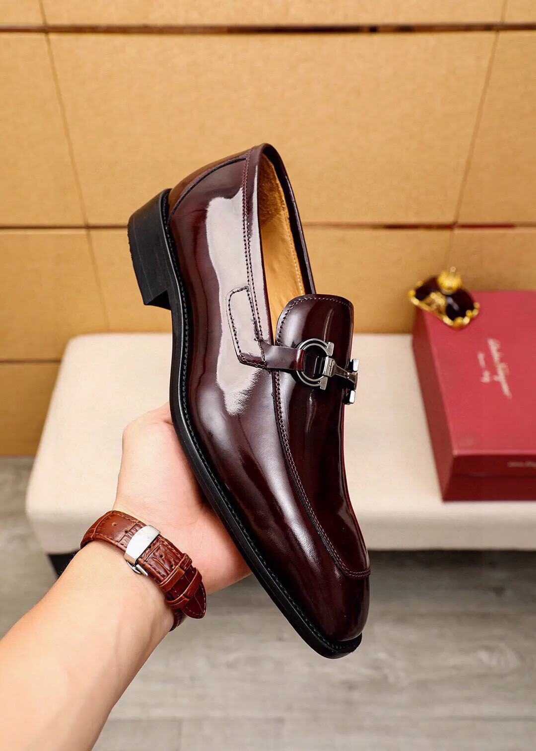 Men's shoes 💰460 💐 Product trademark: Ferragamo "Ferragamo" casual leather shoes Regular size: 38-44 (45🉑️customized) Product materials: Selected imported first-layer open-edge beaded cowhide upper + luxury hardware buckle, imported water-dyed cowhide leather lining. Strong three-dimensional visual effect, original outsole color: 2 colors available